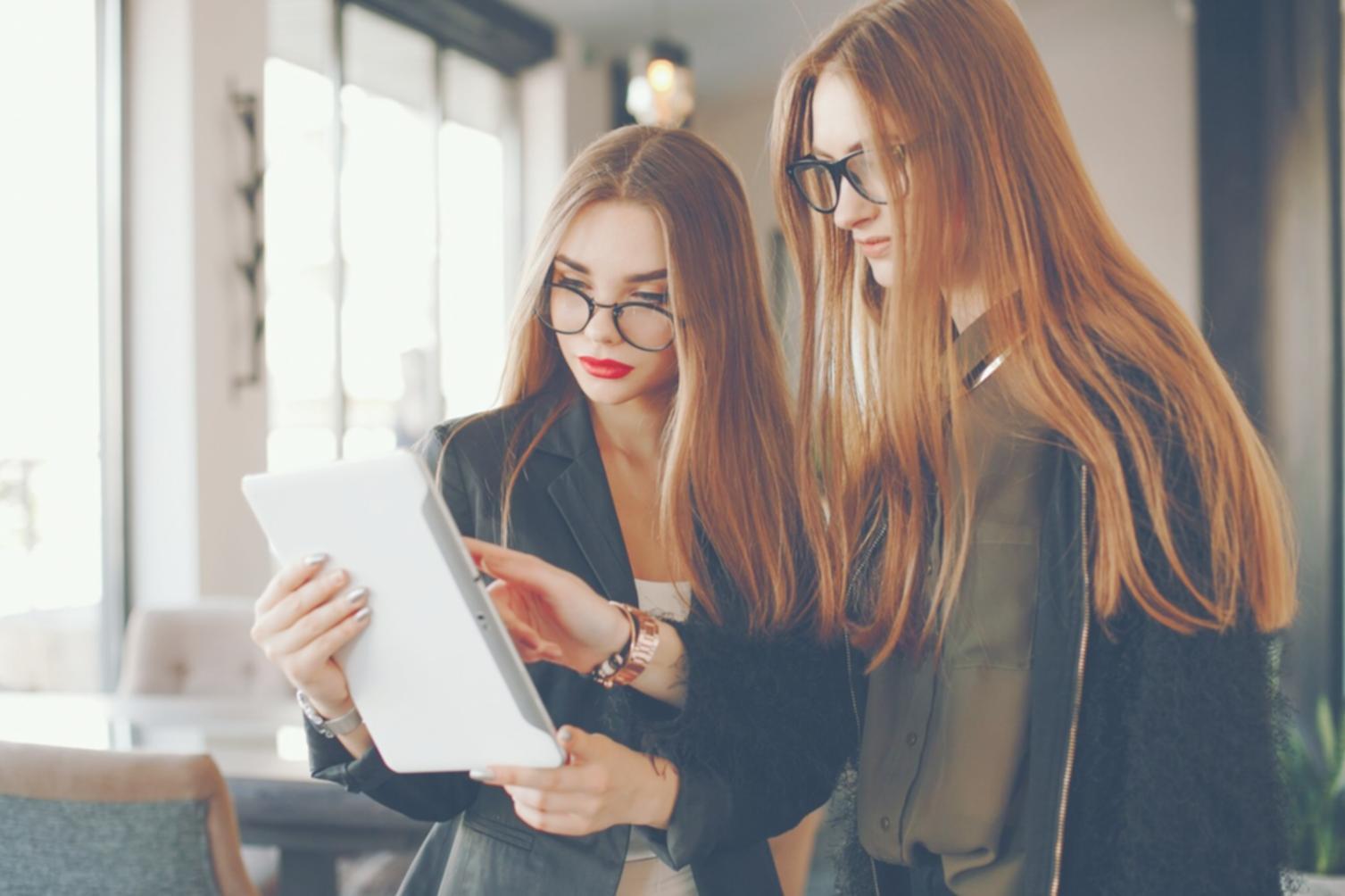Espace de travail avec documents financiers et calculatrice pour l'étude des investissements