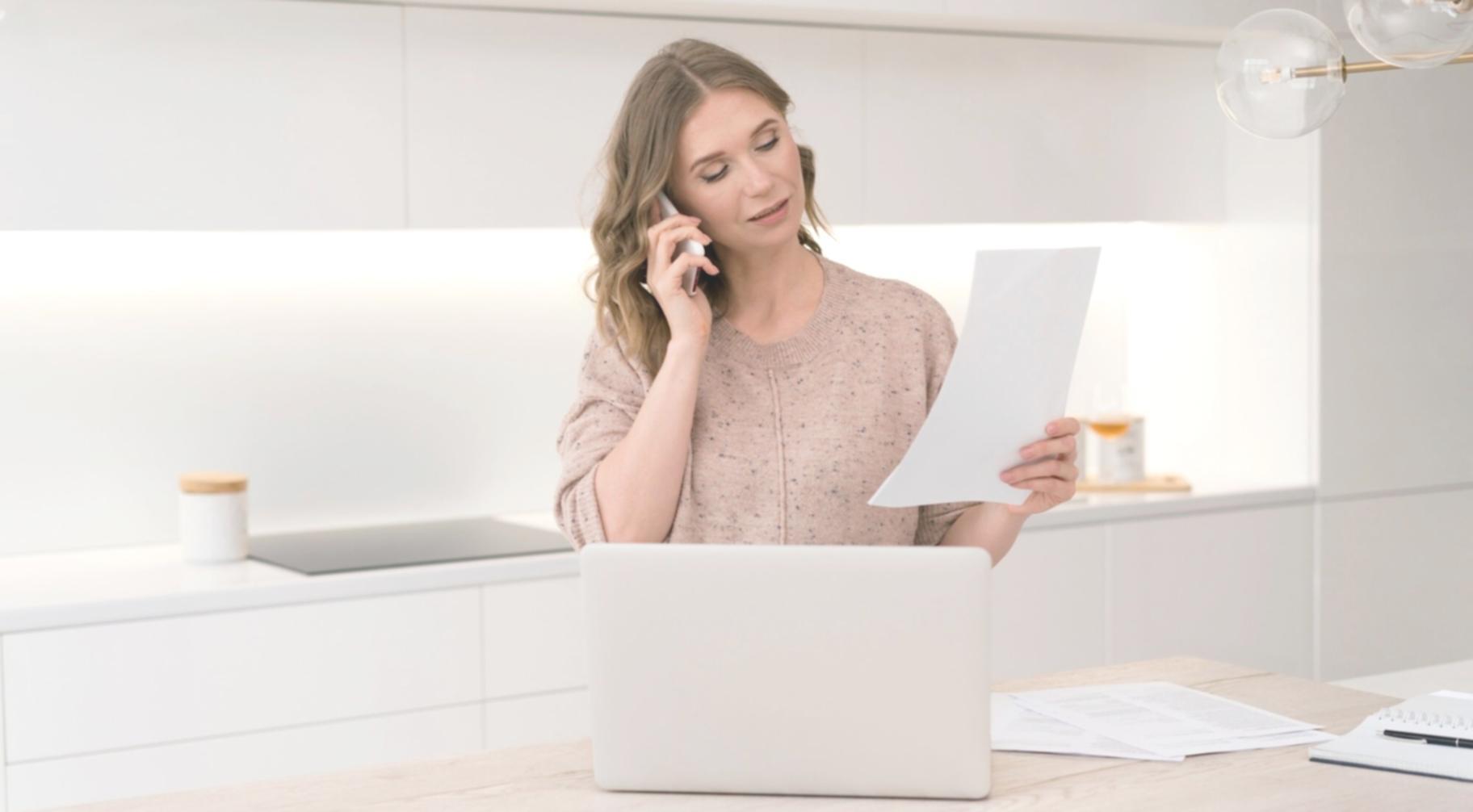 Étudiants en session de travail collaboratif sur budgets d'investissement